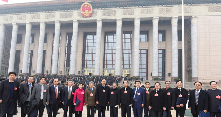 部分中医药界委员在人民大会堂前合影