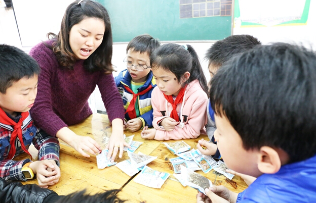 重庆市江津区中医院把中药饮片带进小学课堂