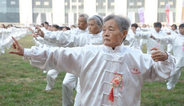 河北省石家庄市千人八段锦展演暨挑战赛开赛