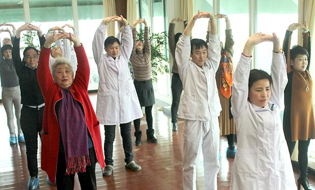 湖北省襄阳市中医医院治未病科医患联谊会中集体学习八段锦