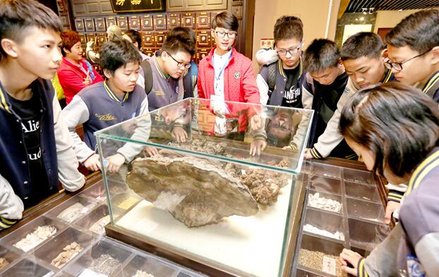 中医药大学里来了中学生