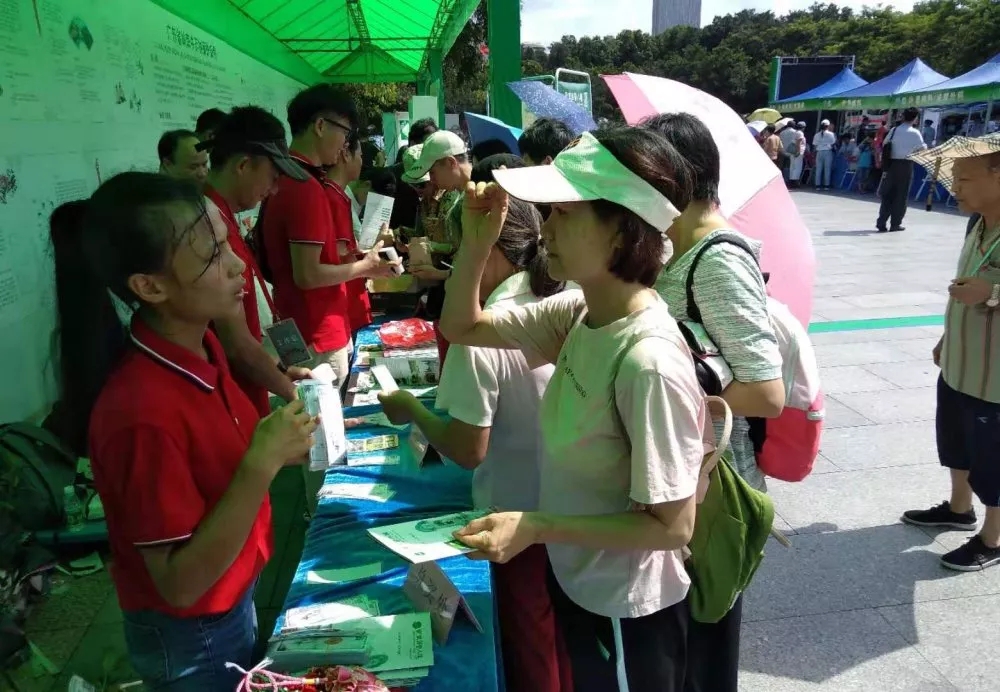 面对各种中医药知识提问，市民踊跃作答