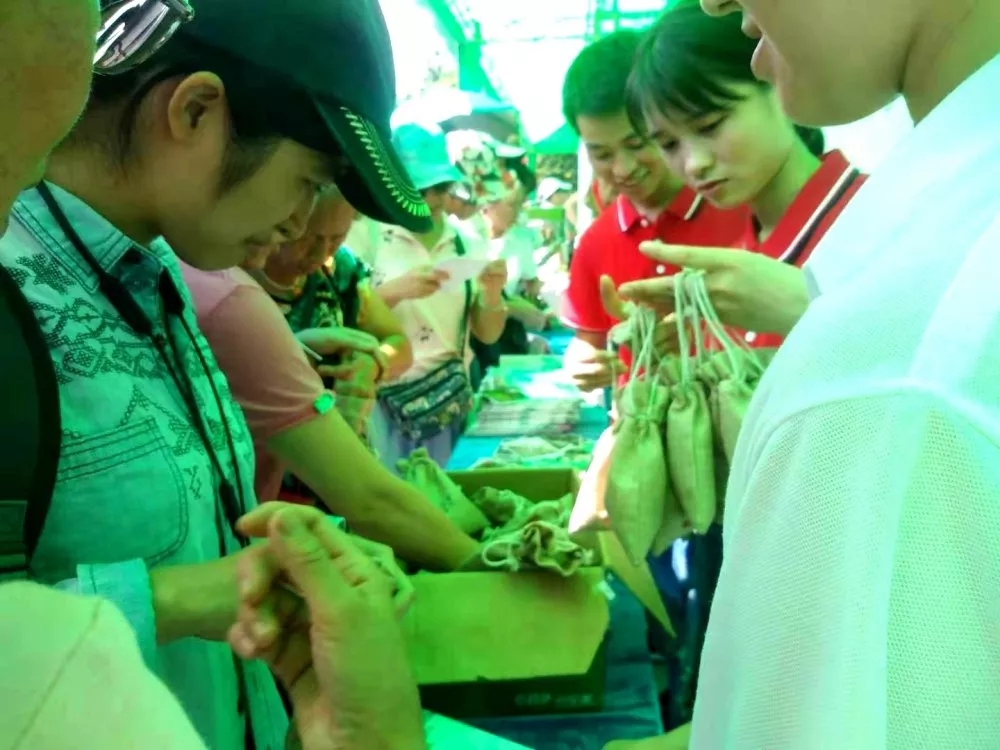 面对各种中医药知识提问，市民踊跃作答