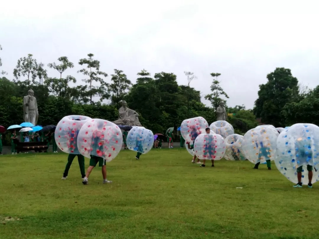 同学们在雨中游戏